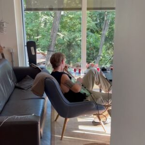Benjamin Mascolo Instagram - Siamo noi che scriviamo le canzoni, o sono loro che aspettano in silenzio dentro di noi di essere scritte?