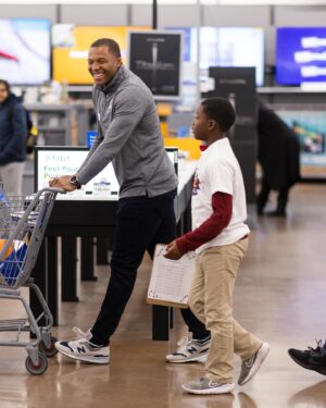 Bennie Fowler Instagram - The season of giving.

Boys and Girls Club Christmas Shopping and amazing holiday parties with new and old friends 💚❤️💚❤️

Positive Living 😊