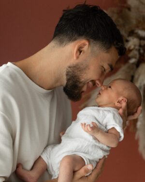 Benoît Douady Instagram - Joyeux 1 an ma petite fille ♥️ ✨

Il y a un an tu venais combler d’amour notre famille! Aujourd’hui à 1 an d’intervalle nous fêtons notre mariage et le lendemain ta première bougie 🎂