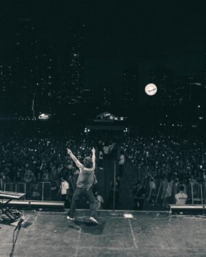 Benson Boone Instagram - @lollapalooza I love every second of you

📸: @shaydenschoonover 1,2
@mclean.long 3-9
