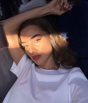 Bensu Soral Instagram - Let the sunshine in ☀️ 🎶