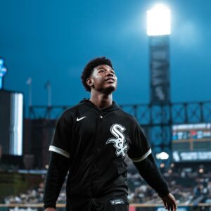 Bentley Green Instagram - The Kid that did 💫 , 

special thanks to @whitesox & @holtmccallany for making this happen. FIRST PITCH !
@61ststreet next year 
📸: @michaelhicksjr