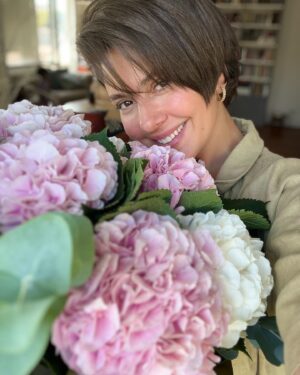 Bergüzar Korel Instagram - Çünkü ağustos 7’sinden başlayarak ortanca ayıdır bizim için😌 ve evet I’m back🤎