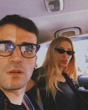 Berkay Tulumbacı Instagram - Bir yıl önce bugün doğduk ve burda gördüğünüz hanımefendiyle mucizevi şeylere tanık olduk, yaşadık.. her şeyin üstesinden nasıl geldiğimizi, nasıl eğlendiğimizi anlatıp da kendimizi övmek istemiyorum. 1. Yıldönümümüzde masada şarap olan bir yerde garsonun bizi çektiği bir fotoğrafın altına “1. Yılımız kutlu olsun ömrüm” yazıp paylaşım yapmak ister miydik? Hayır..şimdi o hanımefendi bugün bize göre normal kendine göre çok uzun bir süreden sonra ilk sahnesini yapıyor. Tam burada bir dip not: ona hayranım.. Bu arada ben de ondan uzakta çalışıyorum. Ama gönlümüz nasıl bir anlatamam. Anlatırım da yani ne biliyim bu heyecanı biz yaşayalım istiyoruz :)) Siz de artık nazar gibi banal, eskide kalmış şeylere başvurmayıp bize güzel enerjiler yollarsınız diye düşünüyorum. Eğleneceğimiz çok güzel günlerimiz var sevgili.. İyi ki varız 🖤🌟 @ezgiigergin