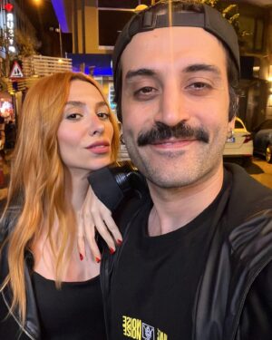 Berkay Tulumbacı Instagram - Bugün acayip bir gün yanımda gördüğünüz bu beyefendi, bu sihirli günde tam da bu saatte hoşluklar içinde dünyaya uyandı. İlk olarak hayatlarına girerek anneciğini babacığını mutluluğa ve şansa boğdu sonra dokunduğu her şeye ruhuyla hayat verdi..Kimi anladı bunu, kiminin yolculuğunda daha zaman vardı seni anlayamadı ki kesin öyle oldujdjsj..Ya da hiç evde yoktu fade out oldujdkdjs e olduysa oldu haketmiş demek ki insanoğlu falanhsjdj
Uzatırım biliyorsun ama no yapmayacağım çünkü sıcak temasları severim❤️‍🔥.
Buraya sadece birkaçını ekleyeceğim çünkü bu sizin hakedişiniz beyefendi. Çocukluğuna, yaşadığın yere, uyuyup büyüdüğün odaya, koştuğun sokaklara, her duyguna şahit oldum bence eş zamanlı. Dünyanın eeen şanslı insanıyım seninle aynı zamana denk geldiğim için..Yine olsa yine seni dileyeceğim, başka bir hayatta seni yine bulacağım sevgilim. Birlikte özenle biriktireceğimiz çok anımız, çok gülüp çok eğleneceğimiz günlerimiz var. 
Çok yaşa sen benimle yaşa.
İyi ki doğdun @berkaytulumbaci , iyi ki doğduk, aşkla nicelerine.🔥🥂🖤🪐