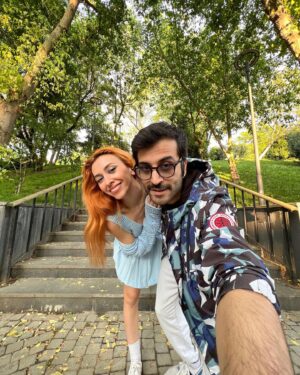 Berkay Tulumbacı Instagram - Bugün acayip bir gün yanımda gördüğünüz bu beyefendi, bu sihirli günde tam da bu saatte hoşluklar içinde dünyaya uyandı. İlk olarak hayatlarına girerek anneciğini babacığını mutluluğa ve şansa boğdu sonra dokunduğu her şeye ruhuyla hayat verdi..Kimi anladı bunu, kiminin yolculuğunda daha zaman vardı seni anlayamadı ki kesin öyle oldujdjsj..Ya da hiç evde yoktu fade out oldujdkdjs e olduysa oldu haketmiş demek ki insanoğlu falanhsjdj
Uzatırım biliyorsun ama no yapmayacağım çünkü sıcak temasları severim❤️‍🔥.
Buraya sadece birkaçını ekleyeceğim çünkü bu sizin hakedişiniz beyefendi. Çocukluğuna, yaşadığın yere, uyuyup büyüdüğün odaya, koştuğun sokaklara, her duyguna şahit oldum bence eş zamanlı. Dünyanın eeen şanslı insanıyım seninle aynı zamana denk geldiğim için..Yine olsa yine seni dileyeceğim, başka bir hayatta seni yine bulacağım sevgilim. Birlikte özenle biriktireceğimiz çok anımız, çok gülüp çok eğleneceğimiz günlerimiz var. 
Çok yaşa sen benimle yaşa.
İyi ki doğdun @berkaytulumbaci , iyi ki doğduk, aşkla nicelerine.🔥🥂🖤🪐