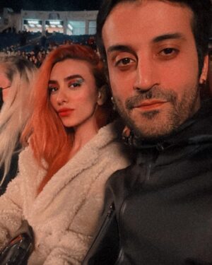Berkay Tulumbacı Instagram - Bugün acayip bir gün yanımda gördüğünüz bu beyefendi, bu sihirli günde tam da bu saatte hoşluklar içinde dünyaya uyandı. İlk olarak hayatlarına girerek anneciğini babacığını mutluluğa ve şansa boğdu sonra dokunduğu her şeye ruhuyla hayat verdi..Kimi anladı bunu, kiminin yolculuğunda daha zaman vardı seni anlayamadı ki kesin öyle oldujdjsj..Ya da hiç evde yoktu fade out oldujdkdjs e olduysa oldu haketmiş demek ki insanoğlu falanhsjdj
Uzatırım biliyorsun ama no yapmayacağım çünkü sıcak temasları severim❤️‍🔥.
Buraya sadece birkaçını ekleyeceğim çünkü bu sizin hakedişiniz beyefendi. Çocukluğuna, yaşadığın yere, uyuyup büyüdüğün odaya, koştuğun sokaklara, her duyguna şahit oldum bence eş zamanlı. Dünyanın eeen şanslı insanıyım seninle aynı zamana denk geldiğim için..Yine olsa yine seni dileyeceğim, başka bir hayatta seni yine bulacağım sevgilim. Birlikte özenle biriktireceğimiz çok anımız, çok gülüp çok eğleneceğimiz günlerimiz var. 
Çok yaşa sen benimle yaşa.
İyi ki doğdun @berkaytulumbaci , iyi ki doğduk, aşkla nicelerine.🔥🥂🖤🪐