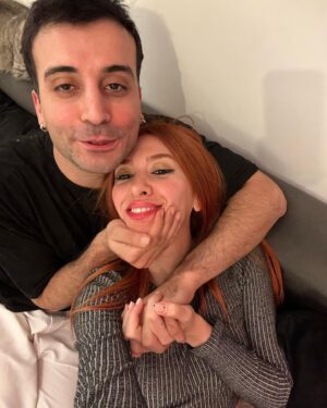 Berkay Tulumbacı Instagram - Bugün acayip bir gün yanımda gördüğünüz bu beyefendi, bu sihirli günde tam da bu saatte hoşluklar içinde dünyaya uyandı. İlk olarak hayatlarına girerek anneciğini babacığını mutluluğa ve şansa boğdu sonra dokunduğu her şeye ruhuyla hayat verdi..Kimi anladı bunu, kiminin yolculuğunda daha zaman vardı seni anlayamadı ki kesin öyle oldujdjsj..Ya da hiç evde yoktu fade out oldujdkdjs e olduysa oldu haketmiş demek ki insanoğlu falanhsjdj
Uzatırım biliyorsun ama no yapmayacağım çünkü sıcak temasları severim❤️‍🔥.
Buraya sadece birkaçını ekleyeceğim çünkü bu sizin hakedişiniz beyefendi. Çocukluğuna, yaşadığın yere, uyuyup büyüdüğün odaya, koştuğun sokaklara, her duyguna şahit oldum bence eş zamanlı. Dünyanın eeen şanslı insanıyım seninle aynı zamana denk geldiğim için..Yine olsa yine seni dileyeceğim, başka bir hayatta seni yine bulacağım sevgilim. Birlikte özenle biriktireceğimiz çok anımız, çok gülüp çok eğleneceğimiz günlerimiz var. 
Çok yaşa sen benimle yaşa.
İyi ki doğdun @berkaytulumbaci , iyi ki doğduk, aşkla nicelerine.🔥🥂🖤🪐