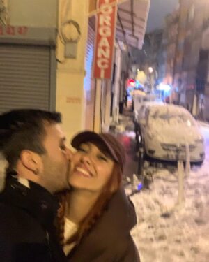 Berkay Tulumbacı Instagram - Bugün acayip bir gün yanımda gördüğünüz bu beyefendi, bu sihirli günde tam da bu saatte hoşluklar içinde dünyaya uyandı. İlk olarak hayatlarına girerek anneciğini babacığını mutluluğa ve şansa boğdu sonra dokunduğu her şeye ruhuyla hayat verdi..Kimi anladı bunu, kiminin yolculuğunda daha zaman vardı seni anlayamadı ki kesin öyle oldujdjsj..Ya da hiç evde yoktu fade out oldujdkdjs e olduysa oldu haketmiş demek ki insanoğlu falanhsjdj
Uzatırım biliyorsun ama no yapmayacağım çünkü sıcak temasları severim❤️‍🔥.
Buraya sadece birkaçını ekleyeceğim çünkü bu sizin hakedişiniz beyefendi. Çocukluğuna, yaşadığın yere, uyuyup büyüdüğün odaya, koştuğun sokaklara, her duyguna şahit oldum bence eş zamanlı. Dünyanın eeen şanslı insanıyım seninle aynı zamana denk geldiğim için..Yine olsa yine seni dileyeceğim, başka bir hayatta seni yine bulacağım sevgilim. Birlikte özenle biriktireceğimiz çok anımız, çok gülüp çok eğleneceğimiz günlerimiz var. 
Çok yaşa sen benimle yaşa.
İyi ki doğdun @berkaytulumbaci , iyi ki doğduk, aşkla nicelerine.🔥🥂🖤🪐