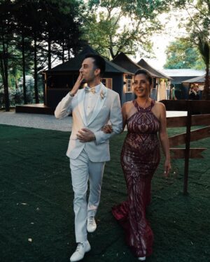 Berkay Tulumbacı Instagram - Güzel annemiz.. canımız ♥️ iyi ki doğdun sen..seni çok seviyoruz.. iyi ki doğmuşsun da herkes beni tanıma fırsatı bulm… falnbdnfnfn 🪬 @ftv1967