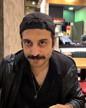 Berkay Tulumbacı Instagram - Bugün acayip bir gün yanımda gördüğünüz bu beyefendi, bu sihirli günde tam da bu saatte hoşluklar içinde dünyaya uyandı. İlk olarak hayatlarına girerek anneciğini babacığını mutluluğa ve şansa boğdu sonra dokunduğu her şeye ruhuyla hayat verdi..Kimi anladı bunu, kiminin yolculuğunda daha zaman vardı seni anlayamadı ki kesin öyle oldujdjsj..Ya da hiç evde yoktu fade out oldujdkdjs e olduysa oldu haketmiş demek ki insanoğlu falanhsjdj
Uzatırım biliyorsun ama no yapmayacağım çünkü sıcak temasları severim❤️‍🔥.
Buraya sadece birkaçını ekleyeceğim çünkü bu sizin hakedişiniz beyefendi. Çocukluğuna, yaşadığın yere, uyuyup büyüdüğün odaya, koştuğun sokaklara, her duyguna şahit oldum bence eş zamanlı. Dünyanın eeen şanslı insanıyım seninle aynı zamana denk geldiğim için..Yine olsa yine seni dileyeceğim, başka bir hayatta seni yine bulacağım sevgilim. Birlikte özenle biriktireceğimiz çok anımız, çok gülüp çok eğleneceğimiz günlerimiz var. 
Çok yaşa sen benimle yaşa.
İyi ki doğdun @berkaytulumbaci , iyi ki doğduk, aşkla nicelerine.🔥🥂🖤🪐