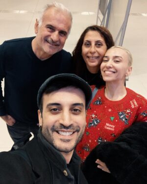 Berkay Tulumbacı Instagram - Güzel annemiz.. canımız ♥️ iyi ki doğdun sen..seni çok seviyoruz.. iyi ki doğmuşsun da herkes beni tanıma fırsatı bulm… falnbdnfnfn 🪬 @ftv1967