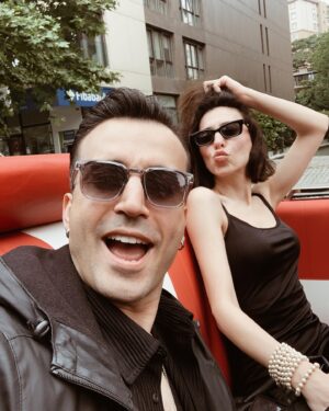 Berkay Tulumbacı Instagram - Selam 👋🏾 Biz bu fotoğrafta kendi düğünümüze gidiyorduk.. gittik de.. çok evlendik.. aşırı evlendik.. cümbür cemaat kocaman bir aile olduk.. sonra gidenlerimiz oldu..kalanlarımız da oldu.. daha fazla kalanlarımız oldu.. önceden gidenlerimiz de vardı.. hayat devam etti.. çok güzel devam etti..Ediyor da..hayat devam ederken mesela bazen arada benim tadım kaçtı.. ne biliyim mesela kötü uyandım, ya da bazı şeylere uyanamadım mesela.. şu sıralar üzülüyorum mesela.. zaman zaman.. hepimize olur değil mi? Evet.. Her bir olumsuzluğu, bu fotoğrafa bakarak yok edebildiğimi farketmemin post’u bu. Tek ve absürt bir cümleyle koymak istemediğim bir post bu. Yanımdaki hanımefendi muhteşem enerjisiyle, bakış açısıyla, sevgisiyle, hayat enerjisiyle bu fotoğrafı “olumsuzlukları kaldıran” bir foto olarak yaratmasından dolayı duyduğum gururun post’u bu. Yanımızdaki insanın önemini; gördüğümüz aforizmalar basitliştrirken, bu önemin gerçekliğine inandıran bir fotoğrafla paylaşmak istenen bir post bu.. instagram’ı duygu durumlarımızdan bağımsız kullanmanın anlamsızlığına ara verip gerçek bir hisle paylaşılan bir post bu. Sizin için yüksek enerjili bir fotoğraf belki di mi? Mesela benim için oradaki hanımefendiye duyduğum hayranlık ve bununla beraber daha da fazlası.. ne enteresan di mi? Yoo.. biliyordum böyle olacağını..He ne yani şimdi sizin için küçük, bizim için büyük bir foto mu oldu? Yooo.. sanırım olmadı. Ama gerçek oldu.. Hayaller de.. Hayatlar gibi gerçek oldu..bana ne hissettirdiğini biliyorum.. size ne hissettirmeyeceğini, ama buraya pozitif bir duygu bırakacağını da biliyorum. Hani o bahsettiğim; instagramı duygu durumlarımızdan bağımsız kullanmanın anlamsızlığı gibi değil de belki sadece pozitif.. di mi? Evet.. ya da değil ne biliyim..en kötü anlamsız olur nolacak.. ama sadece sizin için.. Bir de bişey dicem cidden duyar kasmıyorum da, şeyy, sevgilim seni çok seviyorum be, iyi ki varsın..♥️ size de selamlar canlar güzel geçsin kalan haftanız 🥂🖤 #güzelsevgilim