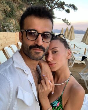 Berkay Tulumbacı Instagram - Bir yıl önce bugün doğduk ve burda gördüğünüz hanımefendiyle mucizevi şeylere tanık olduk, yaşadık.. her şeyin üstesinden nasıl geldiğimizi, nasıl eğlendiğimizi anlatıp da kendimizi övmek istemiyorum. 1. Yıldönümümüzde masada şarap olan bir yerde garsonun bizi çektiği bir fotoğrafın altına “1. Yılımız kutlu olsun ömrüm” yazıp paylaşım yapmak ister miydik? Hayır..şimdi o hanımefendi bugün bize göre normal kendine göre çok uzun bir süreden sonra ilk sahnesini yapıyor. Tam burada bir dip not: ona hayranım.. Bu arada ben de ondan uzakta çalışıyorum. Ama gönlümüz nasıl bir anlatamam. Anlatırım da yani ne biliyim bu heyecanı biz yaşayalım istiyoruz :)) Siz de artık nazar gibi banal, eskide kalmış şeylere başvurmayıp bize güzel enerjiler yollarsınız diye düşünüyorum. Eğleneceğimiz çok güzel günlerimiz var sevgili.. İyi ki varız 🖤🌟 @ezgiigergin