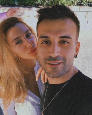 Berkay Tulumbacı Instagram - Bir yıl önce bugün doğduk ve burda gördüğünüz hanımefendiyle mucizevi şeylere tanık olduk, yaşadık.. her şeyin üstesinden nasıl geldiğimizi, nasıl eğlendiğimizi anlatıp da kendimizi övmek istemiyorum. 1. Yıldönümümüzde masada şarap olan bir yerde garsonun bizi çektiği bir fotoğrafın altına “1. Yılımız kutlu olsun ömrüm” yazıp paylaşım yapmak ister miydik? Hayır..şimdi o hanımefendi bugün bize göre normal kendine göre çok uzun bir süreden sonra ilk sahnesini yapıyor. Tam burada bir dip not: ona hayranım.. Bu arada ben de ondan uzakta çalışıyorum. Ama gönlümüz nasıl bir anlatamam. Anlatırım da yani ne biliyim bu heyecanı biz yaşayalım istiyoruz :)) Siz de artık nazar gibi banal, eskide kalmış şeylere başvurmayıp bize güzel enerjiler yollarsınız diye düşünüyorum. Eğleneceğimiz çok güzel günlerimiz var sevgili.. İyi ki varız 🖤🌟 @ezgiigergin