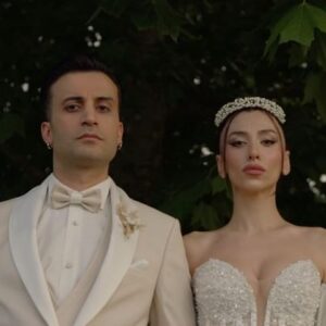 Berkay Tulumbacı Instagram - Evet biz evlendik 🖤🥂 burayı uzun süreler düğün postlarına boğmayacağız ama merak etmey.. ya da boğabiliriz de bilmiyoruz. Teşekkür edeceğimiz yerler ve kişiler var öncelikle; 

- @ellajarden e o güzel atmosferi sağladığı için ve bu atmosfere dostluklarıyla ve tecrübeleriyle destek veren @moesociety ekibine, 

-bize ve misafirlerimize; sahneleriyle, enerjileriyle, şarkılarıyla o güzel atmosferi inanılmaz kıldıkları için @orkaorkestrasi ekibine, 

- @dupontgelinlik ve @henrikadamatlik olarak gelinliği ve damatlığımızı tasarlayıp onunla da yetinmeyip üşenmeyip Antalya’dan yanımıza gelerek bizi hazırladıkları için, 

-hazırlamak demişken saç ve makyajda bütün pozitif enerjileriyle yanımızda olan @didem_ocakk ve @akinunalofficiall a, aynı zamanda ailelerimizin saçı ve makyajı için @budaktuna @busraabzkrtt a

-Bu video ve daha bir sürü fotoğrafla yanımızda olan @semihakdagphotography ve @birikenhikaye ekibine, 

-En uzun güne 3 gün kalmışken bizim en özel günümüze @artibir olan ArtıBir ekibine, 

-Mobilyalarımızı bize jet hızıyla yetiştirmek için elinden geleni yapan @mobilyaterapi ekibine, 

-Her anımızda dostumuz olarak yanımızda olan ve bundan sonra muhteşem işler yapacağımız @muubmimarlik ekibine

Her zaman yanımızda olan bizi hiç yalnız bırakmayan Ailelerimiz, Nedimelerimiz, Şahitlerimiz, Dostlarımız, Arkadaşlarımıza yürekten kocaman TEŞEKKÜR EDİYORUZ. İyi ki varsınız. Evet dediğimiz gibi biz evlendik şimdi Çok Eğleneceğiz! 🖤🥂♥️ #ezgiberkaywedding
