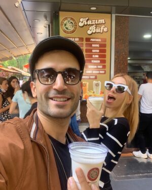 Berkay Tulumbacı Instagram - Bir yıl önce bugün doğduk ve burda gördüğünüz hanımefendiyle mucizevi şeylere tanık olduk, yaşadık.. her şeyin üstesinden nasıl geldiğimizi, nasıl eğlendiğimizi anlatıp da kendimizi övmek istemiyorum. 1. Yıldönümümüzde masada şarap olan bir yerde garsonun bizi çektiği bir fotoğrafın altına “1. Yılımız kutlu olsun ömrüm” yazıp paylaşım yapmak ister miydik? Hayır..şimdi o hanımefendi bugün bize göre normal kendine göre çok uzun bir süreden sonra ilk sahnesini yapıyor. Tam burada bir dip not: ona hayranım.. Bu arada ben de ondan uzakta çalışıyorum. Ama gönlümüz nasıl bir anlatamam. Anlatırım da yani ne biliyim bu heyecanı biz yaşayalım istiyoruz :)) Siz de artık nazar gibi banal, eskide kalmış şeylere başvurmayıp bize güzel enerjiler yollarsınız diye düşünüyorum. Eğleneceğimiz çok güzel günlerimiz var sevgili.. İyi ki varız 🖤🌟 @ezgiigergin