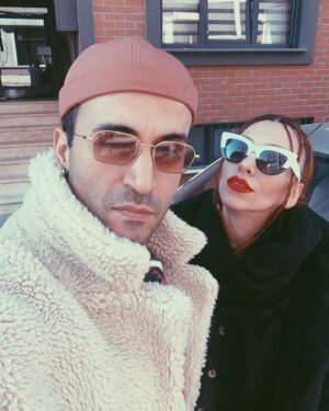 Berkay Tulumbacı Instagram - Bir yıl önce bugün doğduk ve burda gördüğünüz hanımefendiyle mucizevi şeylere tanık olduk, yaşadık.. her şeyin üstesinden nasıl geldiğimizi, nasıl eğlendiğimizi anlatıp da kendimizi övmek istemiyorum. 1. Yıldönümümüzde masada şarap olan bir yerde garsonun bizi çektiği bir fotoğrafın altına “1. Yılımız kutlu olsun ömrüm” yazıp paylaşım yapmak ister miydik? Hayır..şimdi o hanımefendi bugün bize göre normal kendine göre çok uzun bir süreden sonra ilk sahnesini yapıyor. Tam burada bir dip not: ona hayranım.. Bu arada ben de ondan uzakta çalışıyorum. Ama gönlümüz nasıl bir anlatamam. Anlatırım da yani ne biliyim bu heyecanı biz yaşayalım istiyoruz :)) Siz de artık nazar gibi banal, eskide kalmış şeylere başvurmayıp bize güzel enerjiler yollarsınız diye düşünüyorum. Eğleneceğimiz çok güzel günlerimiz var sevgili.. İyi ki varız 🖤🌟 @ezgiigergin