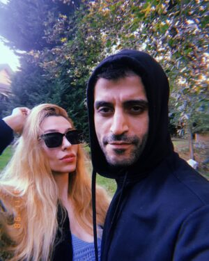Berkay Tulumbacı Instagram - Bir yıl önce bugün doğduk ve burda gördüğünüz hanımefendiyle mucizevi şeylere tanık olduk, yaşadık.. her şeyin üstesinden nasıl geldiğimizi, nasıl eğlendiğimizi anlatıp da kendimizi övmek istemiyorum. 1. Yıldönümümüzde masada şarap olan bir yerde garsonun bizi çektiği bir fotoğrafın altına “1. Yılımız kutlu olsun ömrüm” yazıp paylaşım yapmak ister miydik? Hayır..şimdi o hanımefendi bugün bize göre normal kendine göre çok uzun bir süreden sonra ilk sahnesini yapıyor. Tam burada bir dip not: ona hayranım.. Bu arada ben de ondan uzakta çalışıyorum. Ama gönlümüz nasıl bir anlatamam. Anlatırım da yani ne biliyim bu heyecanı biz yaşayalım istiyoruz :)) Siz de artık nazar gibi banal, eskide kalmış şeylere başvurmayıp bize güzel enerjiler yollarsınız diye düşünüyorum. Eğleneceğimiz çok güzel günlerimiz var sevgili.. İyi ki varız 🖤🌟 @ezgiigergin