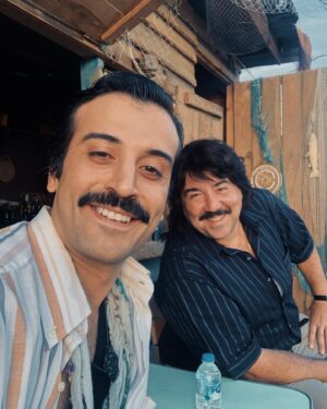 Berkay Tulumbacı Instagram - Bugün benim son set günümdü.. bu güne de @atademirerofficial ile bu güzel fotoğrafımız yakışırdı zaten.. gülerek başladık gülerek bitiriyoruz 🌟😌🖤 güzel enerjimiz, sıcakkanlılığımız, ekip ruhumuz bitmesin, yolumuz açık olsun. Herkese çok teşekkürler..hocam @hakanalgulofficial 😌@bkmonline #cengizsezenvedostları