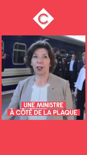 Bertrand Chameroy Instagram - Oula, pas sur que la ministre qui accompagne Emmanuel Macron à Kiev ait bien compris le but de cette visite hein 🥲

#CàVous #cavous #kyiv #kiev #zelensky #macron #ukraine #ministre #guerre #meteo @bertrand.cham