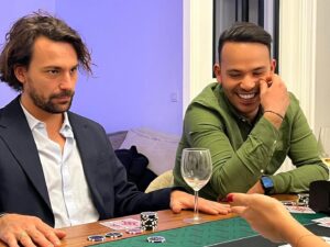 Bertrand Chameroy Instagram - Quand je gagne au poker et que @bertrand.cham découvre le poker pour la 1ere fois ! La plus belle tête de bluffeur de l’histoire ! 😂