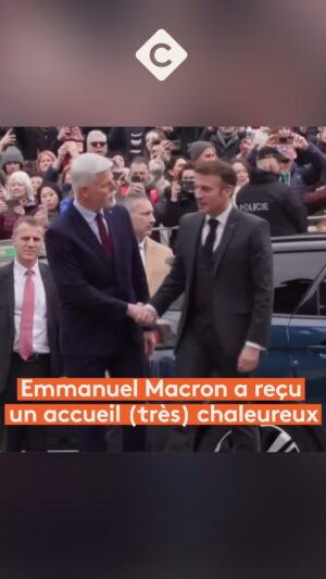Bertrand Chameroy Instagram - Emmanuel Macron a reçu un accueil chaleureux, peut-être un peu trop, de la part du Président du gouvernement tchèque... 🙈

#CàVous @bertrand.cham #CaVous #poignéedemains