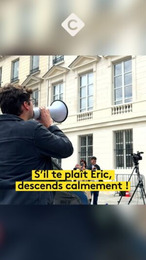 Bertrand Chameroy Instagram - Pour faire sortir Éric Ciotti du siège du groupe LR, l’ABC a dépêché son négociateur sur place 🤭

#CàVous #CaVous #ÉricCiotti @bertrand.cham
