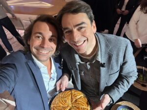 Bertrand Chameroy Instagram - Mon cadeau aux amis de «C’est à vous » @france.tv 
Miamiam 🫓 🤣😘🫶🏼 👑 
Merci pour l’accueil @anneelisabeth5, @bertrand.cham c’était très sympa ❤️