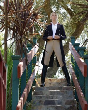 Beth Behrs Instagram - I see you @snoopdogg . Come ride #dressage with me. 

📸: @shelliwrightphoto X @eqluxe 

@usdfofficial @fei_dressage_ @usequestrian @hermes_sellier_paris @hermes @pixleypecaire @andremakeup @marthastewart48 @denirobootcousa @denirobootco