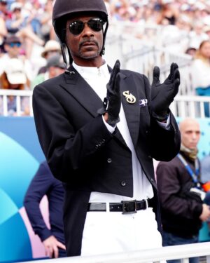 Beth Behrs Instagram - I see you @snoopdogg . Come ride #dressage with me. 

📸: @shelliwrightphoto X @eqluxe 

@usdfofficial @fei_dressage_ @usequestrian @hermes_sellier_paris @hermes @pixleypecaire @andremakeup @marthastewart48 @denirobootcousa @denirobootco