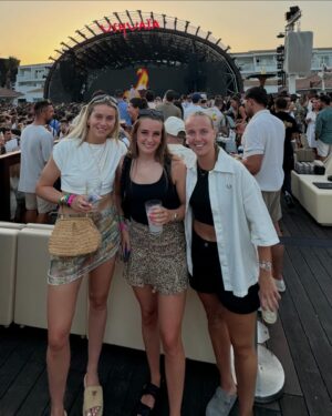 Beth Mead Instagram - Bizaaaaa with the girls 🔋☀️🏝️