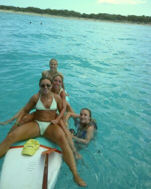 Beth Mead Instagram - Bizaaaaa with the girls 🔋☀️🏝️