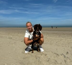 Beth Mead Instagram - Travel days with these beauties 🏖️ ☀️ 🐾