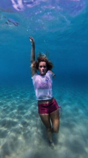 Bethany Hamilton Instagram - Tag your mermaid girlies 🩵 🧜‍♀️🧜🏽‍♀️🧜🏼‍♀️

#ocean #deepblue #summer #paradise #mermaids #beachlife #oceanlife