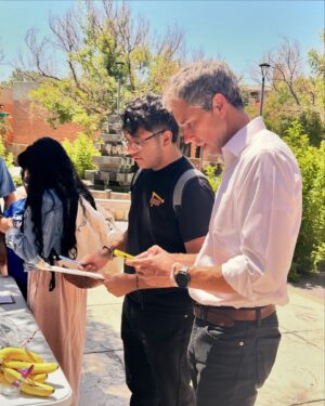 Beto O'Rourke Instagram - Amazing week of registering voters at El Paso Community College. Thanks to the team of volunteers — Valerie, Doris, Kim, Alejandro and Rene — for doing the work!

Registration events happening all over Texas, sign up to volunteer at link in bio!