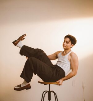Bex Taylor-Klaus Instagram - hi, i’m Bex. i like warm hugs and making gender my bitch.

📸 @selashiloni 
👔 @veronica.graye 
💄 @shaina_makeupfx