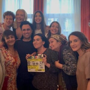 Beyti Engin Instagram - Bize bir ömürlük dostluklar kattı…

Her biriniz ile çalışmak bile yetecekken hepiniz bir araya geldiniz, rüya gibiydi.

İyi ki #kusursuzkiracı ✌🏻

Hazır hepimiz boşken kaçırmayın derim 🤣🤣🤣