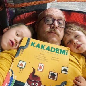 Beyti Engin Instagram - Beyti Engin Akademi Kuruyor… 😎😎🤣🤣

Bu arada çok tatlı kitap 👏🏻👏🏻👍🏻👍🏻