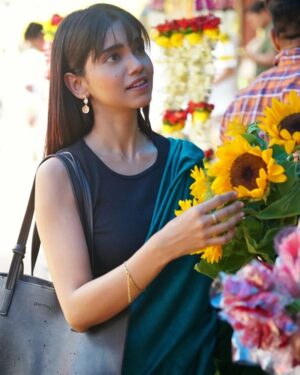 Bhagyashree Limaye Instagram - Fool in a फूल market 🫠
.
.
.
@apoorva_shaligram 
@makeupbyvrutti 
@hair_art_by_tejashri
#greens #flowers #flowerstagram #saree #sareelove #ootd #weekend #friday #friyay #hairdo #hair #sunflower #indian