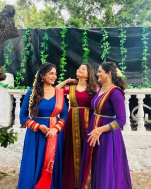 Bhagyashree Mote Instagram - Blessed to share the screen with these two talented and equally powerful souls!🤩🥳❤️
I love our first picture @prarthana.behere @savanieeravindrra 
गाण पाहिलात की नाही? 
#swami #tarakmantra #blessed #beyondmeasure  #positivity #fresh #beautiful #ladies #mindful