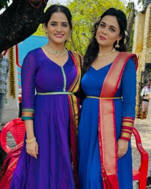 Bhagyashree Mote Instagram - Blessed to share the screen with these two talented and equally powerful souls!🤩🥳❤️
I love our first picture @prarthana.behere @savanieeravindrra 
गाण पाहिलात की नाही? 
#swami #tarakmantra #blessed #beyondmeasure  #positivity #fresh #beautiful #ladies #mindful