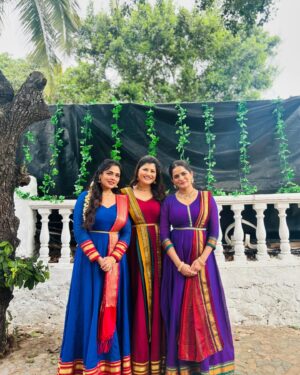 Bhagyashree Mote Instagram - Blessed to share the screen with these two talented and equally powerful souls!🤩🥳❤️
I love our first picture @prarthana.behere @savanieeravindrra 
गाण पाहिलात की नाही? 
#swami #tarakmantra #blessed #beyondmeasure  #positivity #fresh #beautiful #ladies #mindful