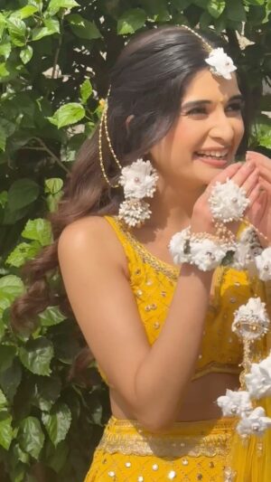 Bhavika Sharma Instagram - Haye mai mar jawan💛💛 
📸:- @creative_titu_01 
HairBy:- @zeenat_az 
MUA:- @firozz.ali 

#reels #trending #ghkkpm