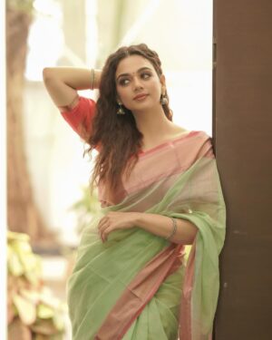 Bhavya Trikha Instagram - A sweet saree moment🌷
.
Costumes - @kaarigai.sarees
Photography - @camerasenthil
Makeup - @jeevithamakeupartistry
Shoot organised by - @rrajeshananda 
.
#sareelove #pastel #love