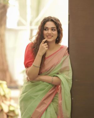 Bhavya Trikha Instagram - A sweet saree moment🌷
.
Costumes - @kaarigai.sarees
Photography - @camerasenthil
Makeup - @jeevithamakeupartistry
Shoot organised by - @rrajeshananda 
.
#sareelove #pastel #love
