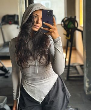 Bhaweeka Chaudhary Instagram - Turning sweat into strength. Workout day grind! 

#workoutmotivation #strength #mood