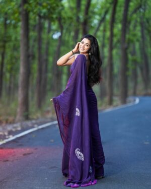 Bhaweeka Chaudhary Instagram - Wrapped in the beauty of Pink Pakhi! 🌸 I’m obsessed with their stunning sarees and I want you to experience them too! 🤩 Follow @pink_pakhi and use my exclusive code “Bhaweeka10” to get 10% off on all their gorgeous merchandise! 
Trust me, you won’t want to miss out on this! #PinkPakhi #SareeLove #DiscountCode #sareelover #tradionalart #embroidery 

📸 : @theweddingcontainer_official 👍