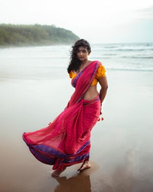 Bhoomi Shetty Instagram - ಕೃಷ್ಣ🌸
.
.
.
.
.
Photography @_mr.photoholic 
.
.
.
.
.
.
.
#alittlebrowngirl #bhoomishetty #actor #saree #krishna #krishnajanmashtami #lookinspiração #loveislove #tamilponnu #instagram