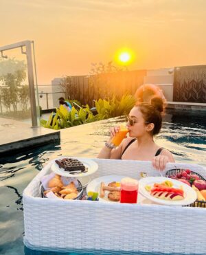 Bhoomika Mirchandani Instagram - Floating breakfast at @fairfieldbymarriottmumbai was such a delightful experience 🤍✨ Can we do this all day, every day? Please? 🥲